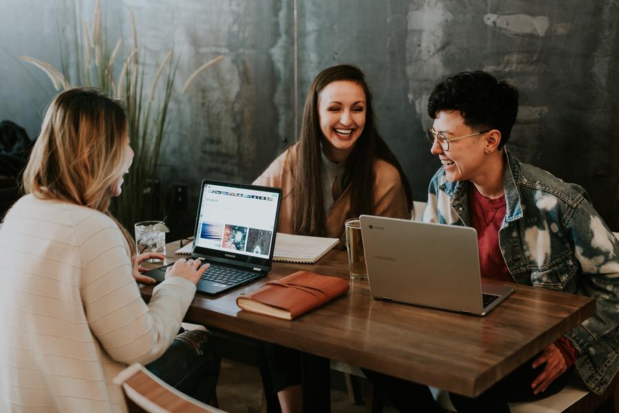 Hoe gelukkiger de medewerkers, hoe minder verloop en hoe beter talentverwerving.